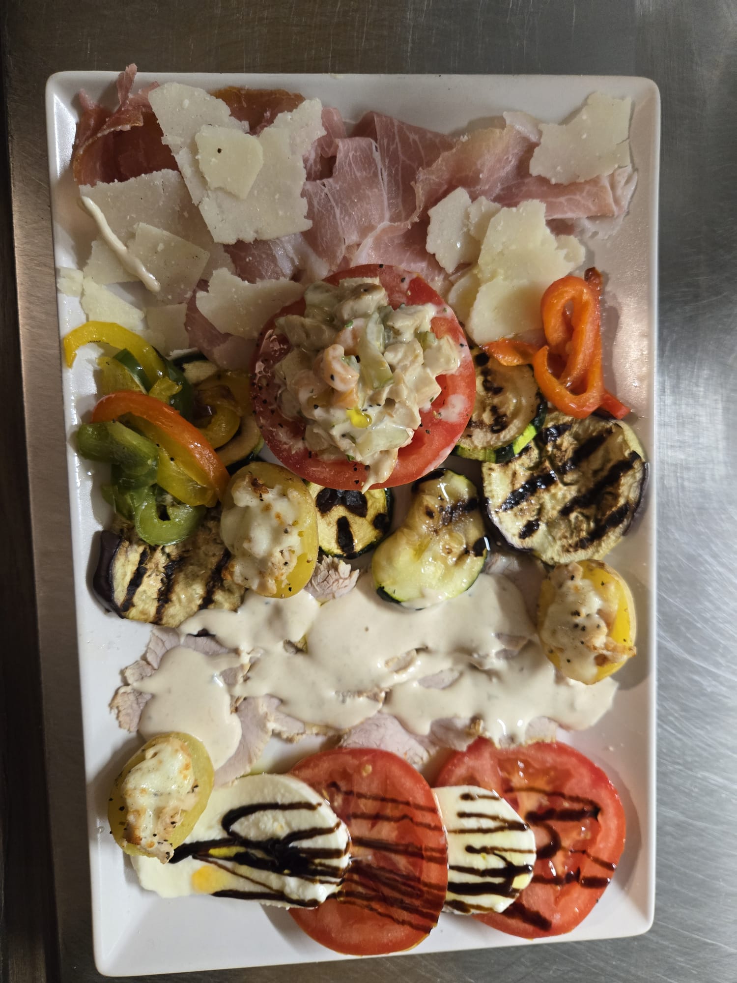 Antipasti-Platte mit gegrilltem Gemüse, Schinken, Parmesan und Mozzarella aus dem Dolce far niente