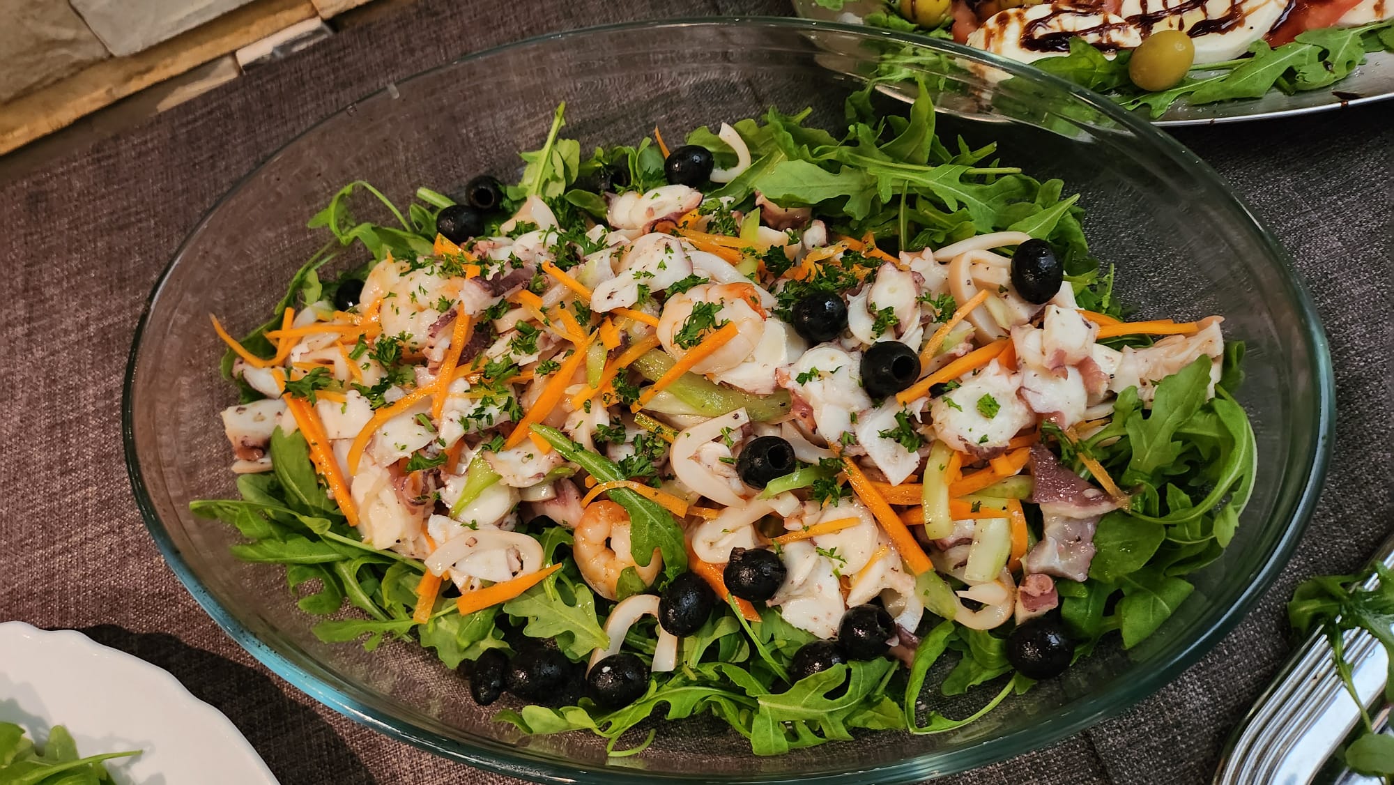 Meeresfrüchtesalat mit Oktopus, Garnelen und Calamari aus dem Dolce far niente