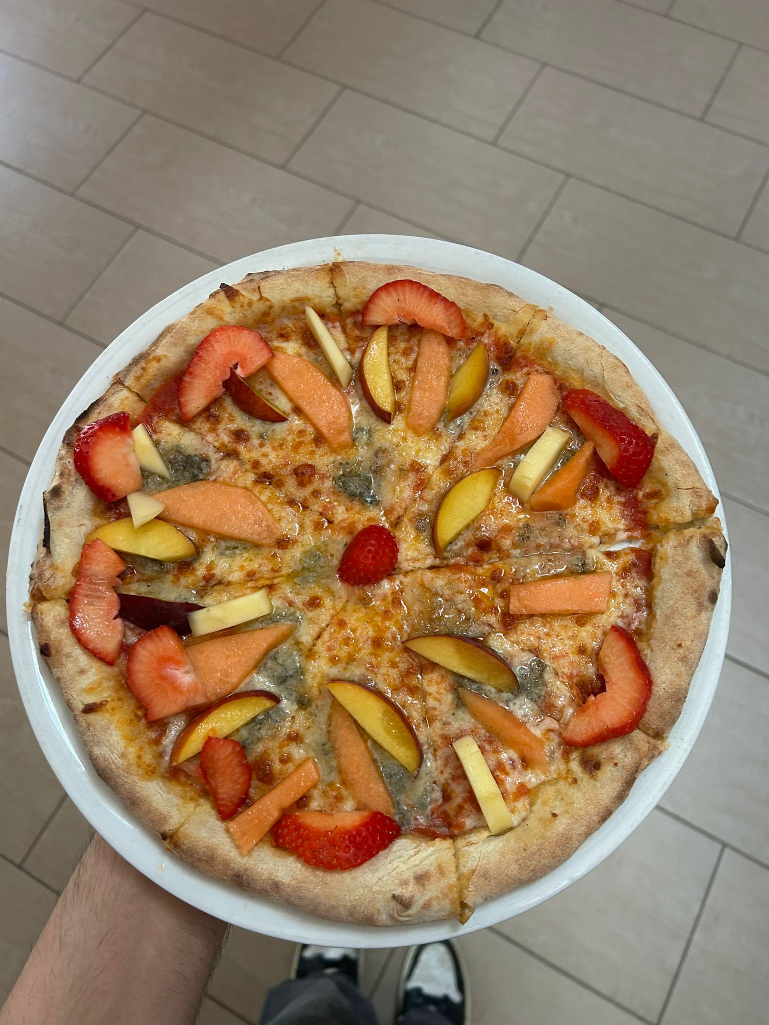 Pizza mit Blauschimmelkäse, Erdbeeren, Pfirsich und Melone aus dem Dolce far niente