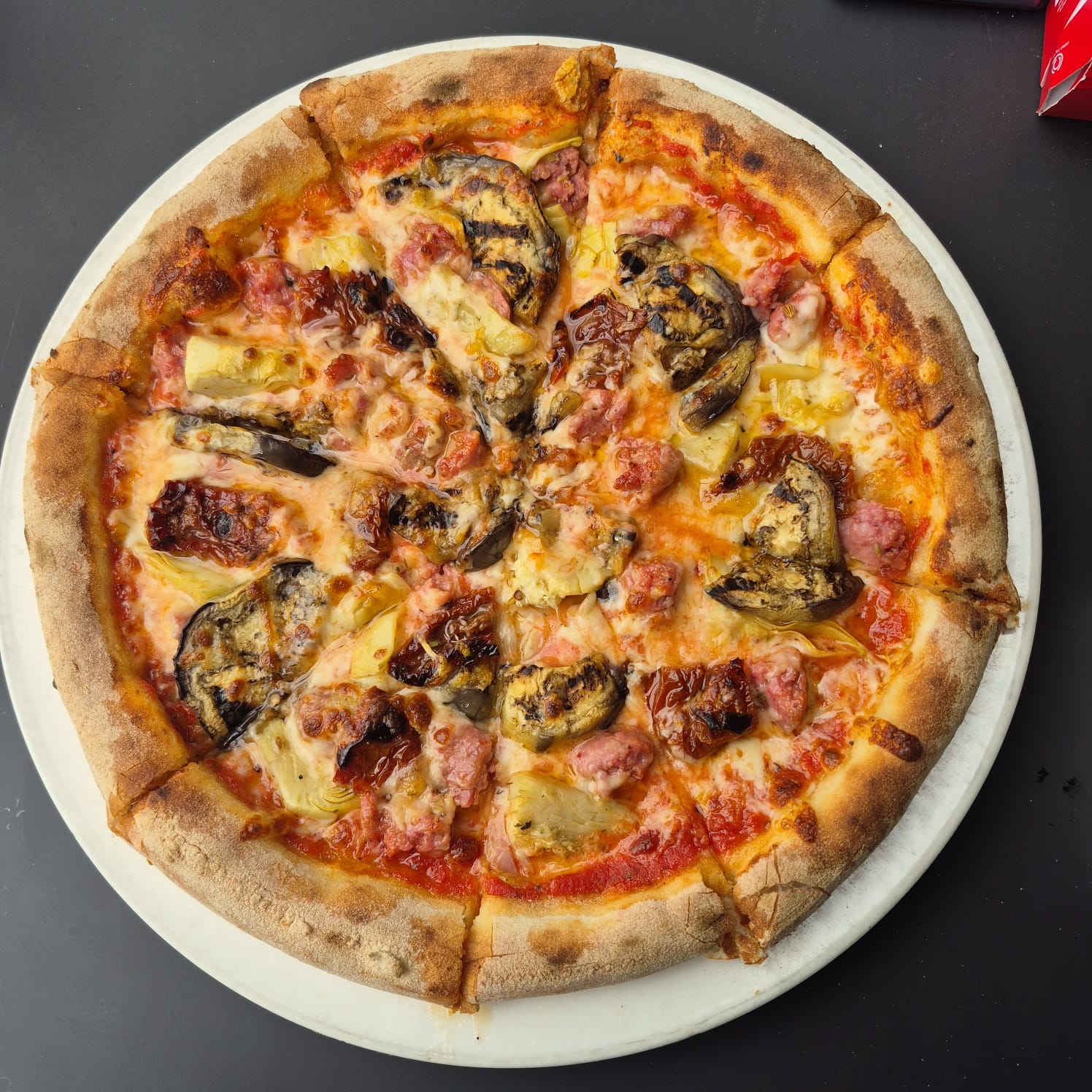Pizza mit gegrillter Aubergine, Salami und getrockneten Tomaten aus dem Dolce far niente