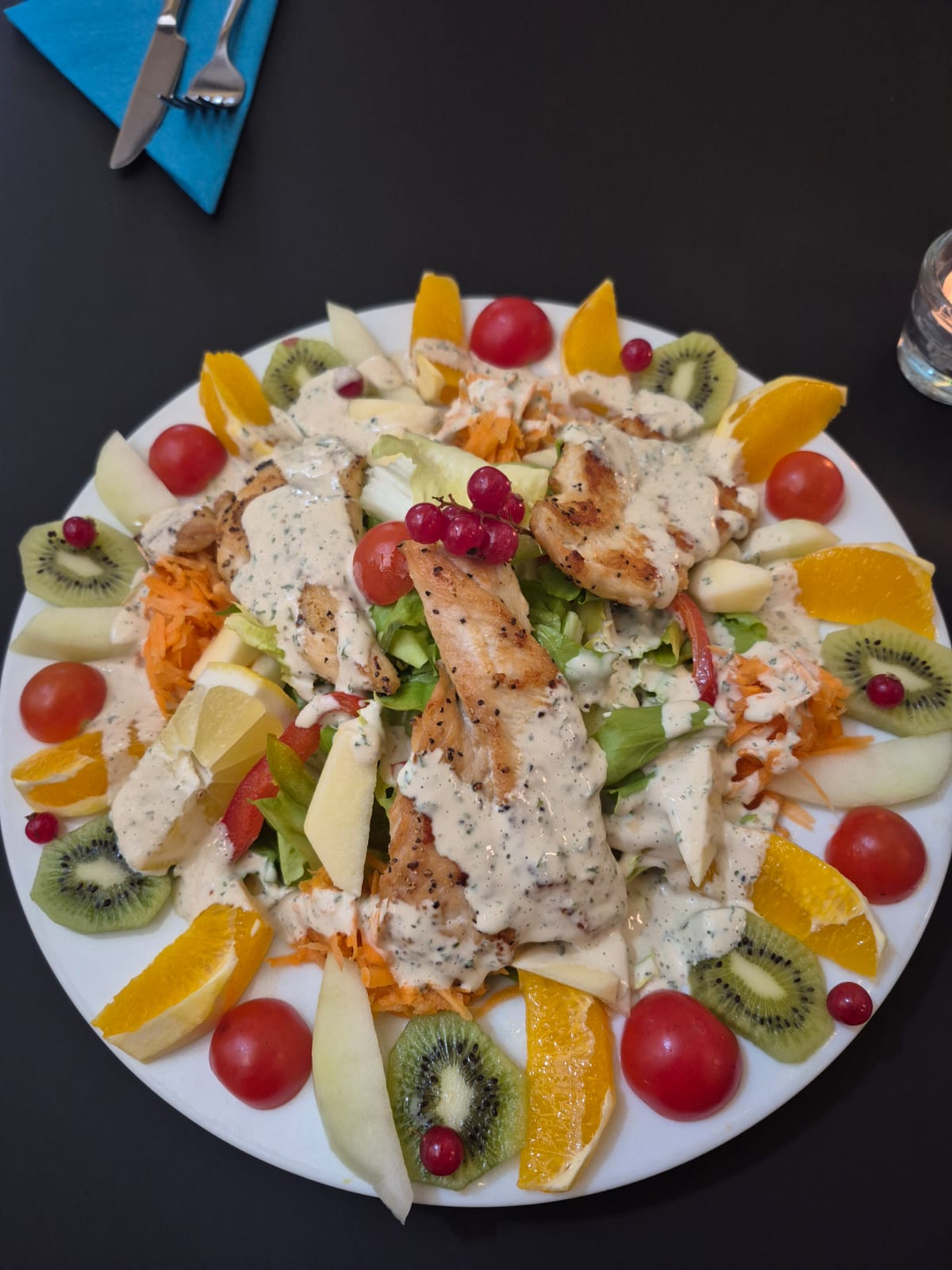 Sommersalat mit gegrillter Hähnchenbrust und frischen Früchten aus dem Dolce far niente